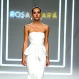 Alexis Ren desfilando para Rosa Clará en Barcelona Bridal Fashion Week 2016