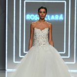 Joana Sanz desfilando para Rosa Clará en Barcelona Bridal Fashion Week 2016