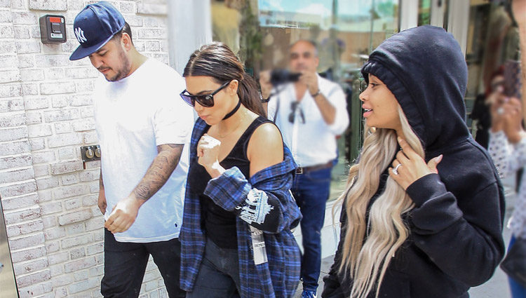 Blac Chyna, Kim y Rob Kardashian saliendo de un restaurante en Beverly Hills