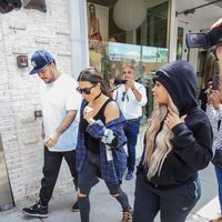 Blac Chyna, Kim y Rob Kardashian saliendo de un restaurante en Beverly Hills