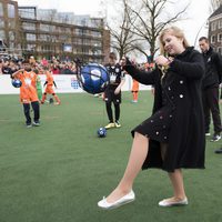 La Princesa Amalia de Holanda jugando en el Día del Rey 2016