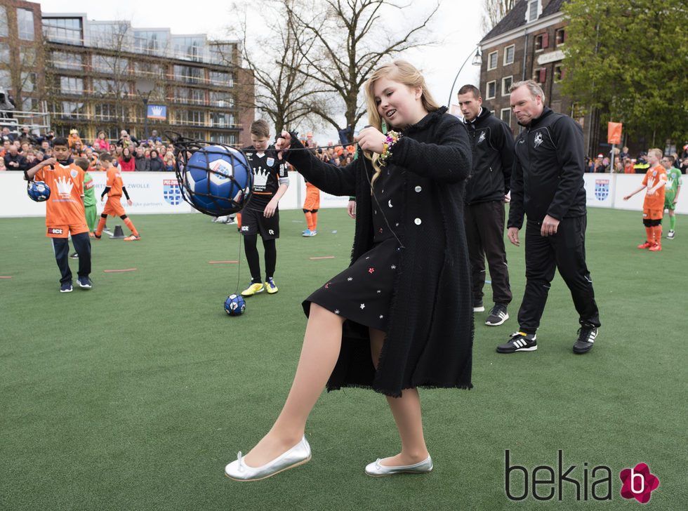 La Princesa Amalia de Holanda jugando en el Día del Rey 2016
