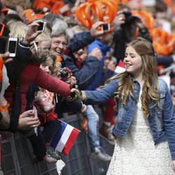 La Princesa Alexia de Holanda saluda a los ciudadanos en el Día del Rey 2016