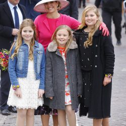 La Reina Máxima de Holanda posa junto a sus tres hijas en el Día del Rey 2016