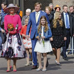 El Rey Guillermo Alejandro de Holanda y la Reina Máxima de Holanda posan junto a sus tres hijas en el Día del Rey 2016