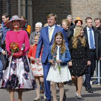 El Rey Guillermo Alejandro de Holanda y la Reina Máxima de Holanda posan junto a sus tres hijas en el Día del Rey 2016