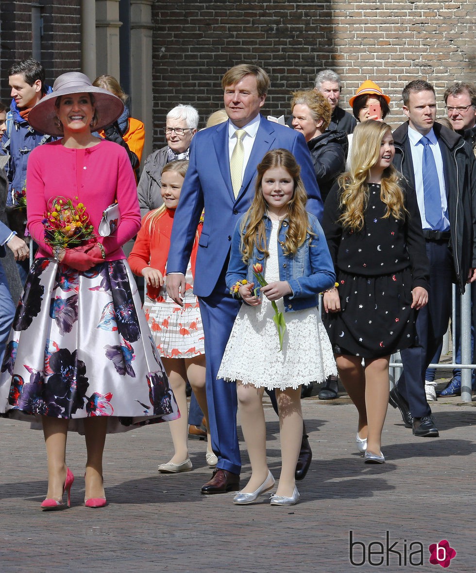 El Rey Guillermo Alejandro de Holanda y la Reina Máxima de Holanda posan junto a sus tres hijas en el Día del Rey 2016