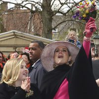 La Reina Máxima de Holanda alza un ramo de flores para celebrar el Día del Rey 2016