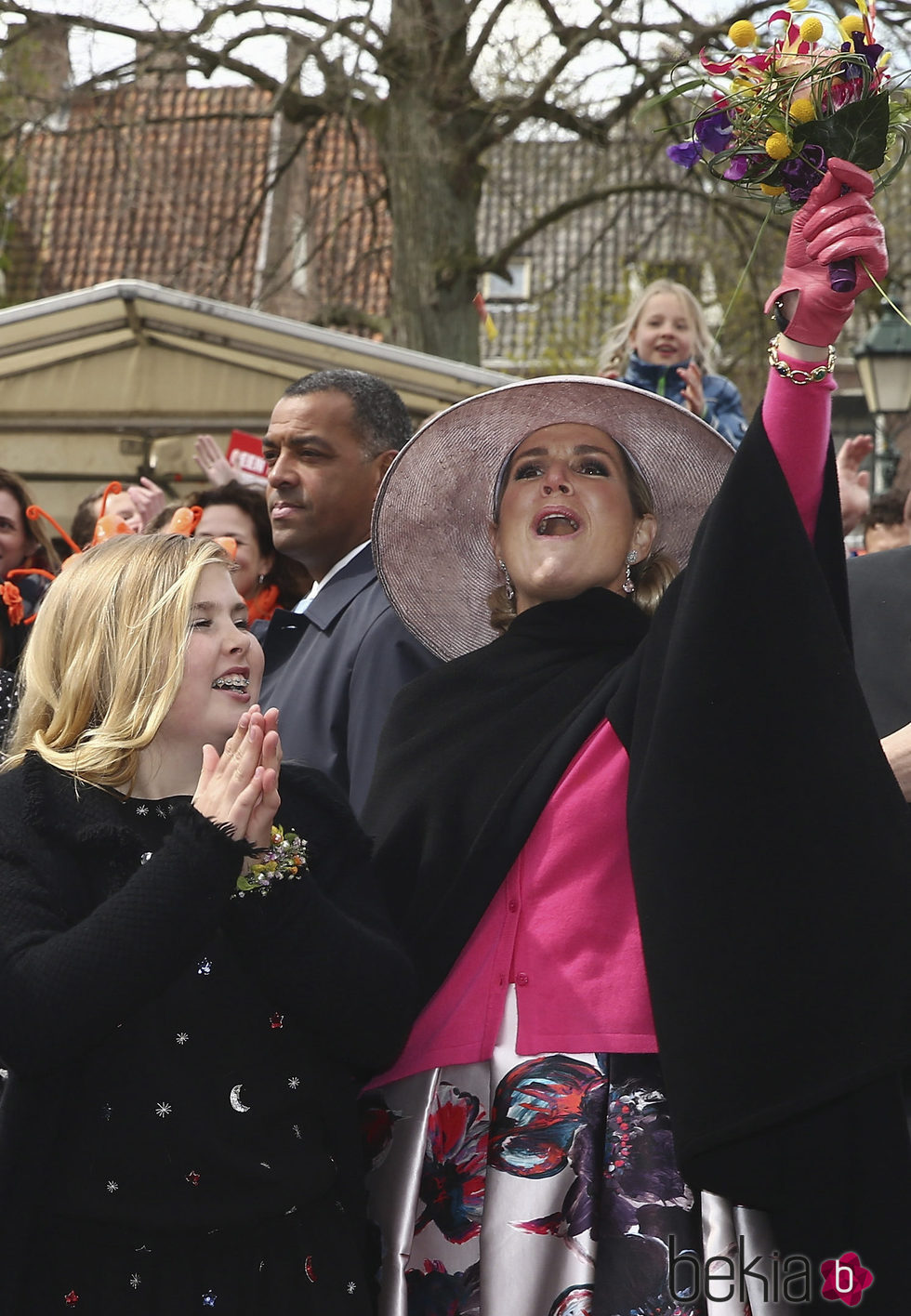 La Reina Máxima de Holanda alza un ramo de flores para celebrar el Día del Rey 2016