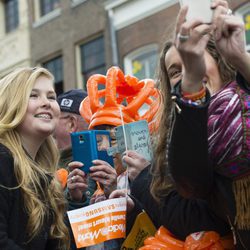 La Princesa Amalia de Holanda haciéndose 'selfies' en el Día del Rey 2016