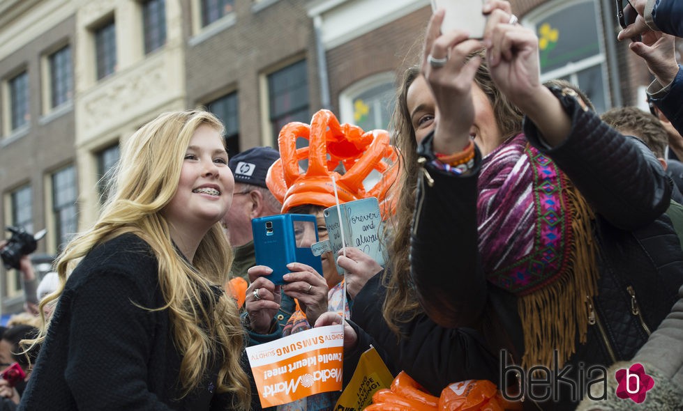 La Princesa Amalia de Holanda haciéndose 'selfies' en el Día del Rey 2016