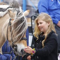 La Princesa Amalia de Holanda acaricia a un caballo en el Día del Rey 2016