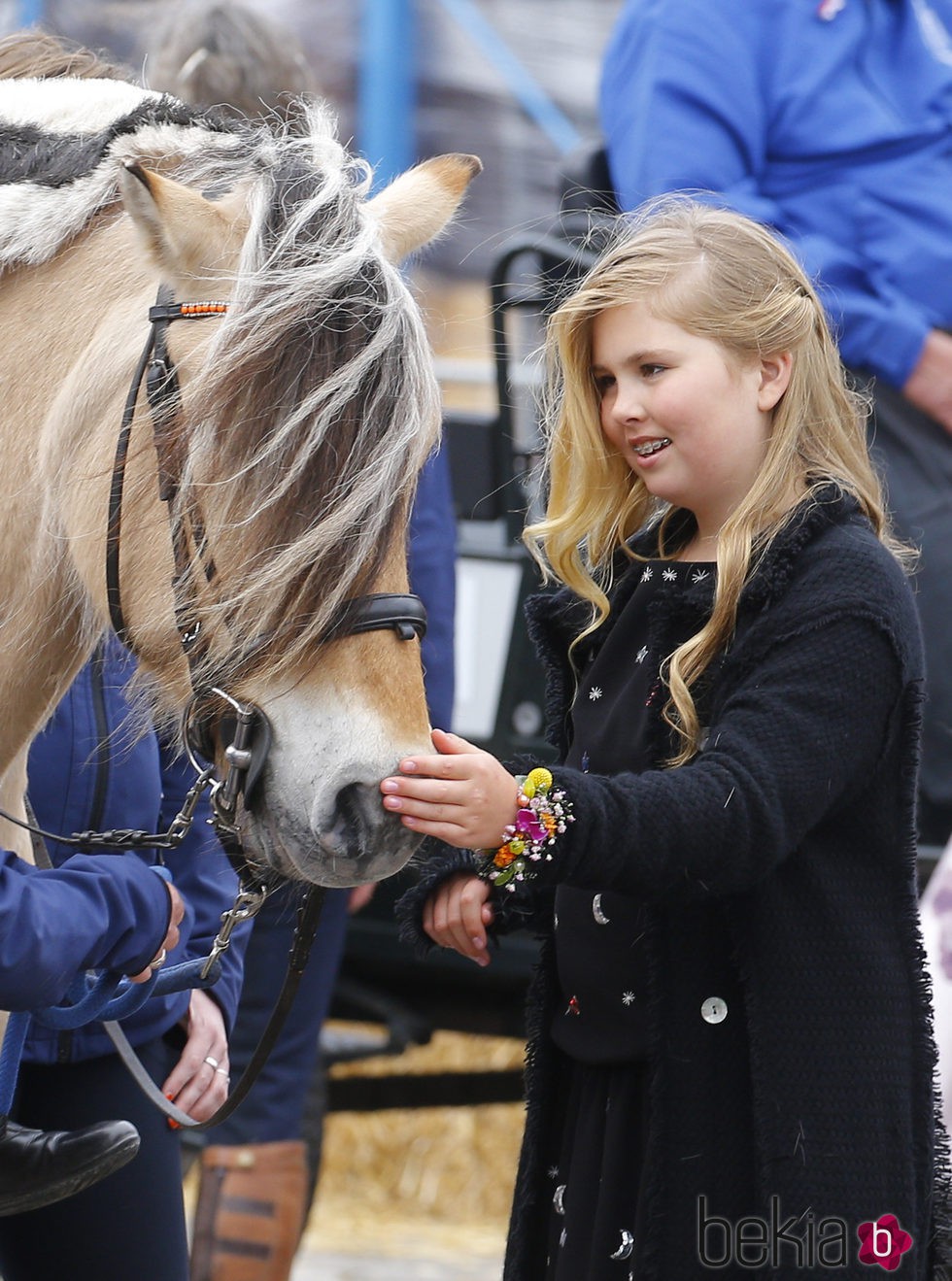 La Princesa Amalia de Holanda acaricia a un caballo en el Día del Rey 2016