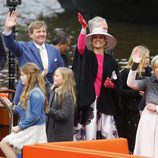 La Familia Real de Holanda saluda desde un barco en el Día del Rey 2016