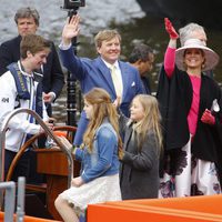 La Familia Real de Holanda saluda desde un barco en el Día del Rey 2016