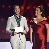 Adam Samberg y Angelica Vale durante la gala de los Billboard Latin Awards 2016