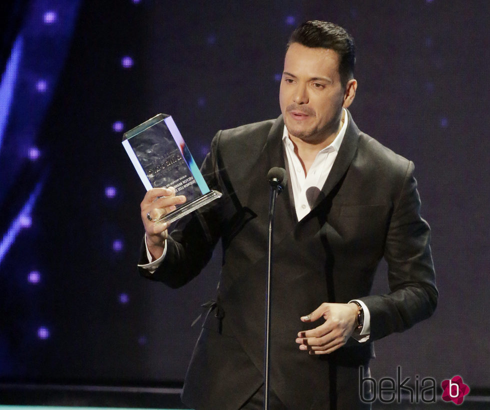 Víctor Manuel con su Premio Billboard Latin 2016