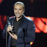 Alejandro Fernández con su Premio Billboard Latin 2016