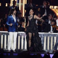 Natalia Jiménez y Mac Anthony cantando en su actuación en los Billboard Latin Awards 2016