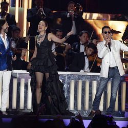 Natalia Jiménez y Mac Anthony cantando en su actuación en los Billboard Latin Awards 2016