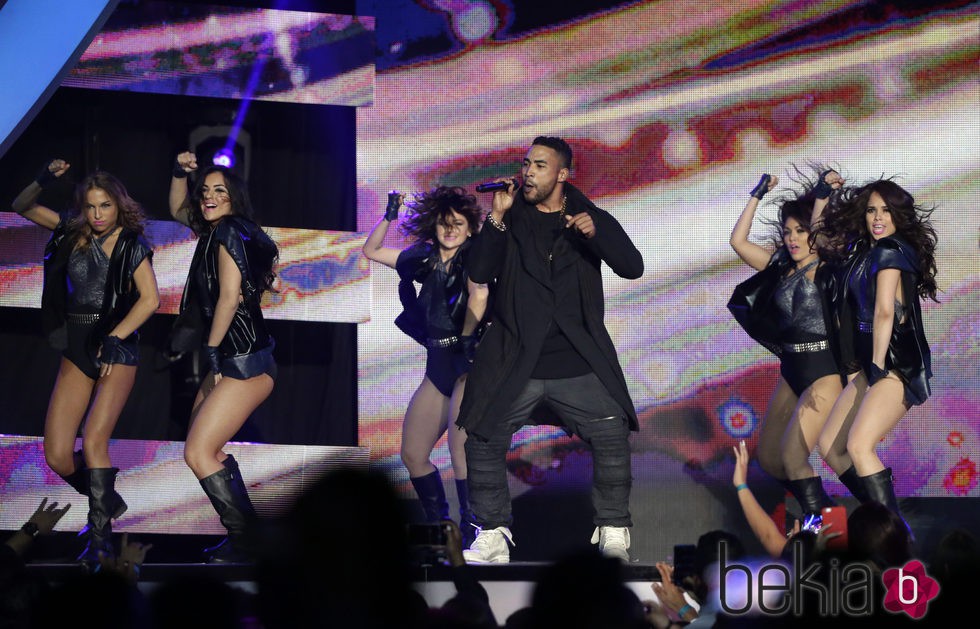Don Omar cantando en su actuación en los Billboard Latin Awards 2016