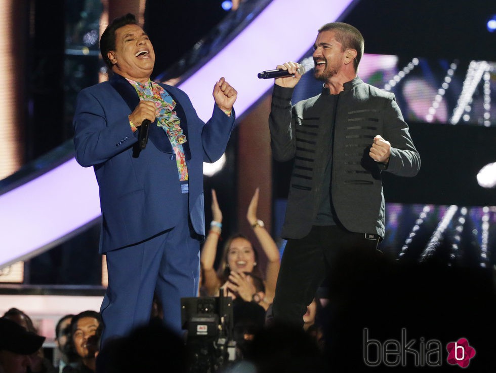 Juanes y Juan Gabriel cantando en su actuación en los Billboard Latin Awards 2016