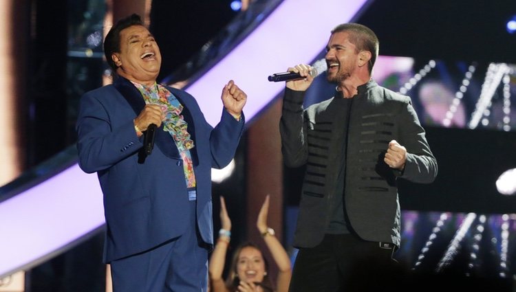 Juanes y Juan Gabriel cantando en su actuación en los Billboard Latin Awards 2016