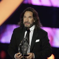 Marco Antonio con su Premio Billboard Latin 2016
