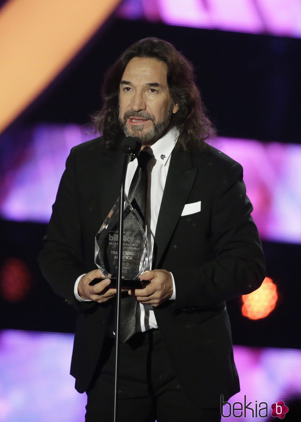 Marco Antonio con su Premio Billboard Latin 2016