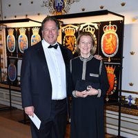 Henry Smith and Anni-Frid Lyngstad en la cena de gala en el 70 cumpleaños del Rey Gustavo de Suecia