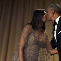Barack Obama besando a Michelle Obama en la Fiesta de Corresponsales 2016 en la Casa Blanca