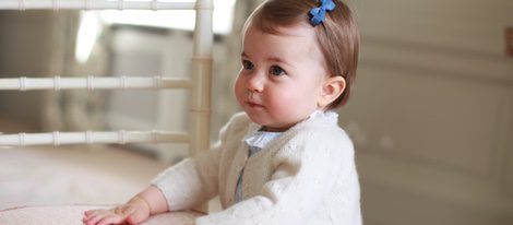 La princesa Carlota de Cambridge da sus primeros pasos en su primer año