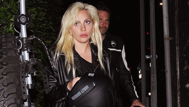 Lady Gaga y Bradley Copper abandonan juntos un restaurante de Los Angeles