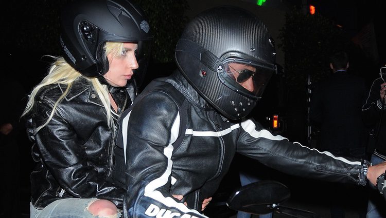 Bradley Copper lleva a Lady Gaga en su moto tras cenar juntos en Los Angeles