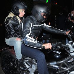 Bradley Copper lleva a Lady Gaga en su moto tras cenar juntos en Los Angeles