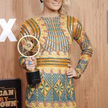 Carrie Underwood posando con su Premio American Country Countdown 2016