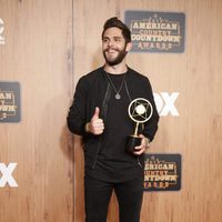 Thomas Rhett posando con su Premio American Country Countdown 2016