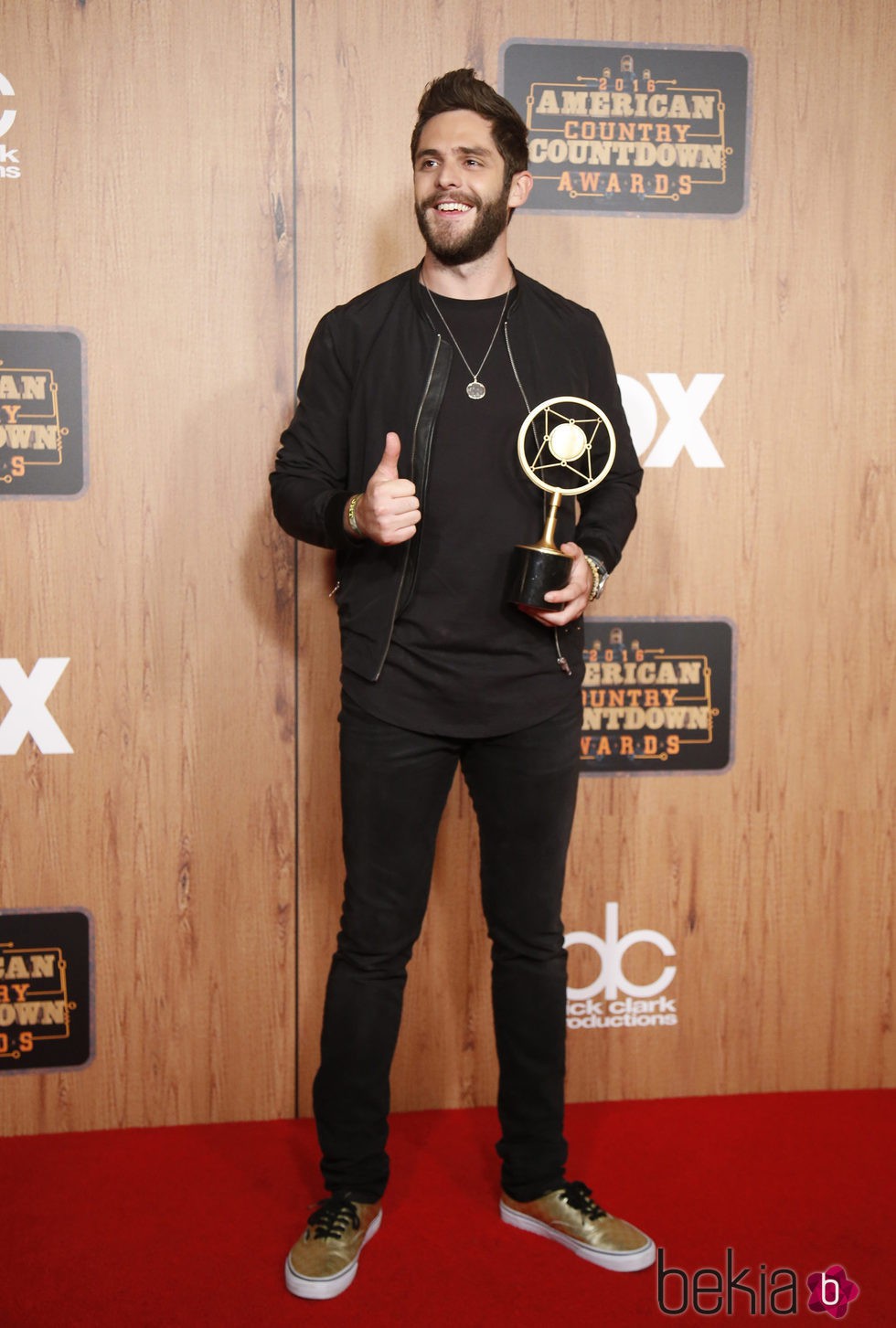 Thomas Rhett posando con su Premio American Country Countdown 2016