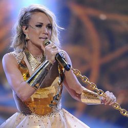 Carrie Underwood cantando durante los Premios American Country Countdown 2016