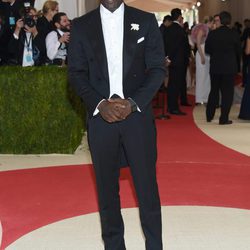 Idris Elba en la Gala Met 2016