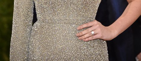 Kate Upton con su anillo de compromiso  en la Gala Met 2016