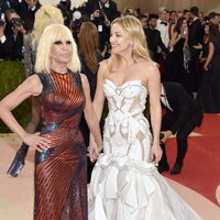 Donatella Versace y Kate Hudson en la Gala Met 2016