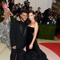 Bella Hadid y The Weeknd en la Gala Met 2016