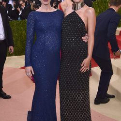 Emily Blunt y Olivia Wilde luciendo embarazo en la Gala del MET 2016