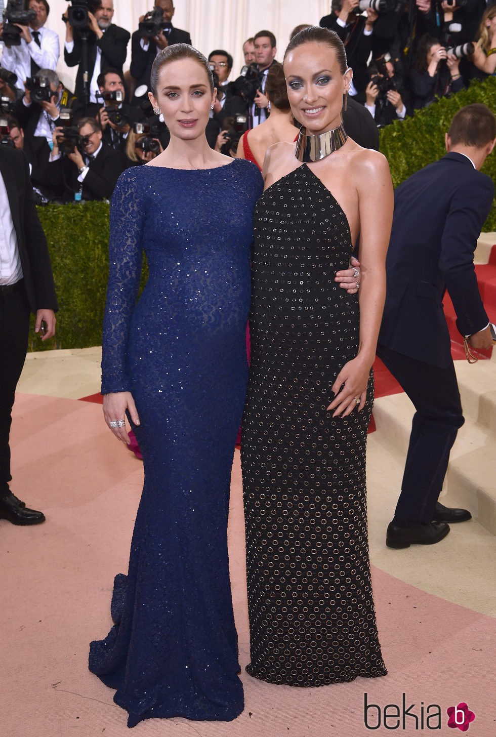 Emily Blunt y Olivia Wilde luciendo embarazo en la Gala del MET 2016