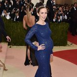 Emily Blunt luciendo embarazo en la Gala del MET 2016
