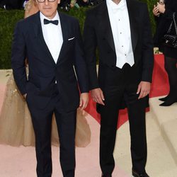 Bradley Cooper y David O. Russell en la Gala del MET 2016