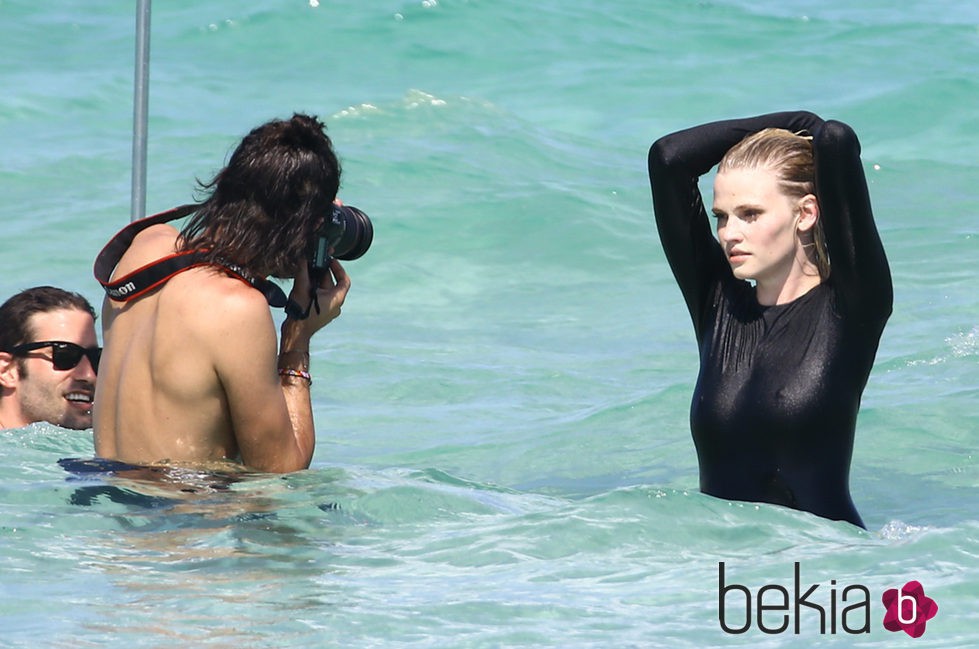 Lara Stone en bañador en una sesión de fotos en Miami