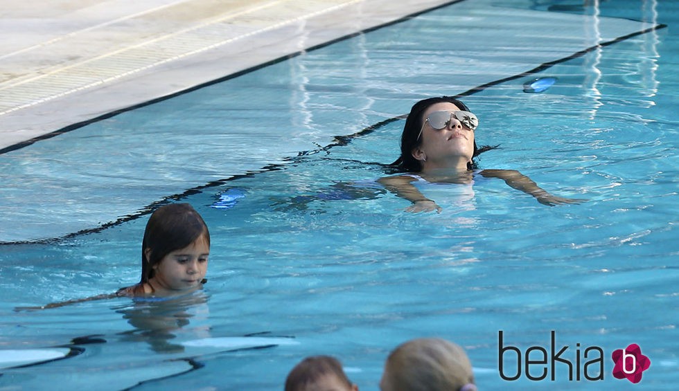 Kourtney Kardashian y su hija Penélope relajándose en una piscina de Miami