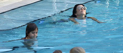 Kourtney Kardashian y su hija Penélope relajándose en una piscina de Miami